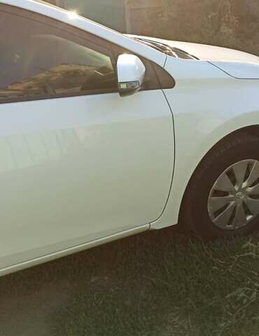 Білий Тойота Королла, об'ємом двигуна 1.33 л та пробігом 133 тис. км за 9000 $, фото 3 на Automoto.ua