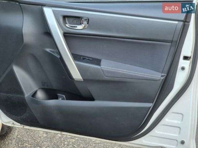Білий Тойота Королла, об'ємом двигуна 1.6 л та пробігом 122 тис. км за 12000 $, фото 8 на Automoto.ua