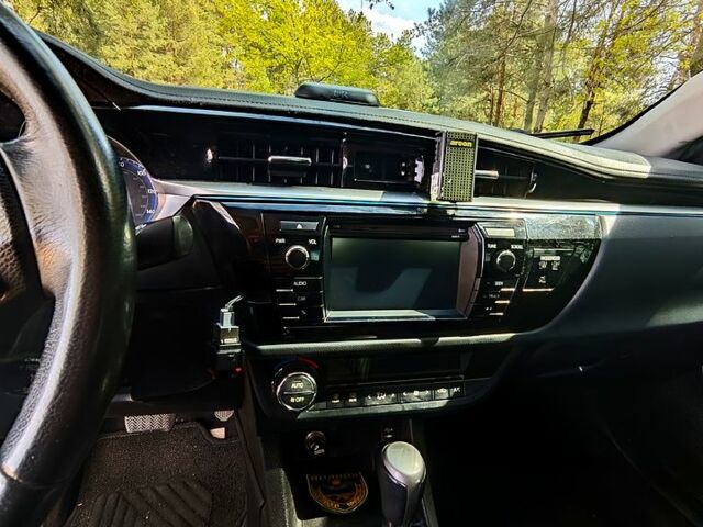 Білий Тойота Королла, об'ємом двигуна 1.8 л та пробігом 300 тис. км за 8900 $, фото 3 на Automoto.ua