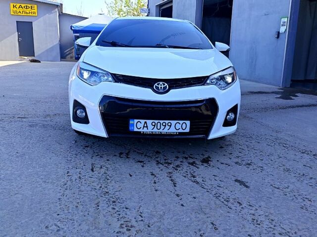 Білий Тойота Королла, об'ємом двигуна 1.8 л та пробігом 300 тис. км за 8900 $, фото 4 на Automoto.ua