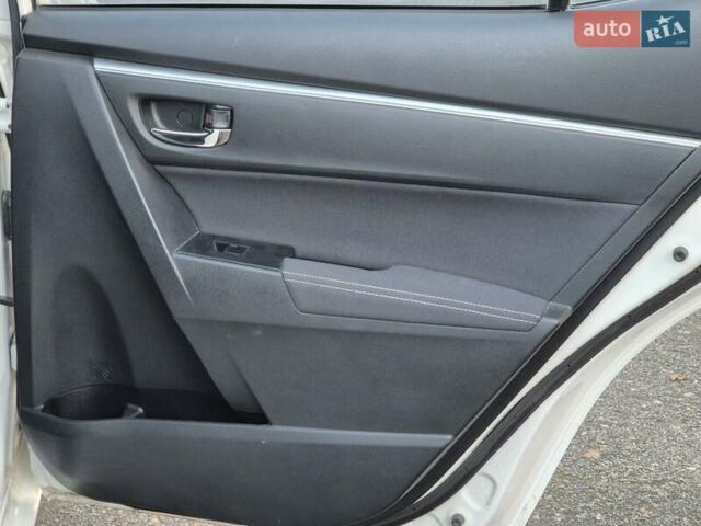Білий Тойота Королла, об'ємом двигуна 1.6 л та пробігом 122 тис. км за 12000 $, фото 11 на Automoto.ua
