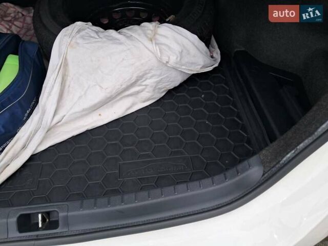 Белый Тойота Королла, объемом двигателя 1.33 л и пробегом 26 тыс. км за 14600 $, фото 5 на Automoto.ua