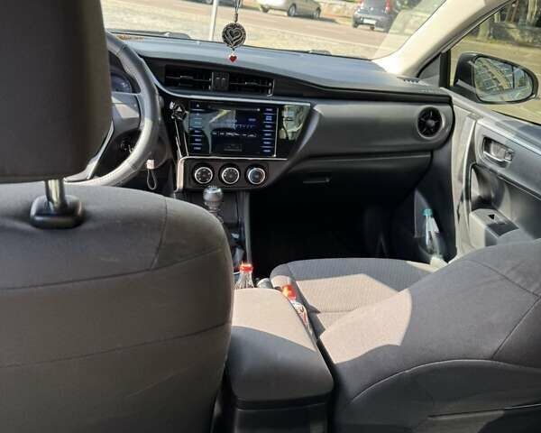 Белый Тойота Королла, объемом двигателя 1.3 л и пробегом 67 тыс. км за 14000 $, фото 5 на Automoto.ua