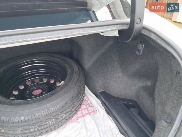 Белый Тойота Королла, объемом двигателя 1.33 л и пробегом 26 тыс. км за 14600 $, фото 4 на Automoto.ua