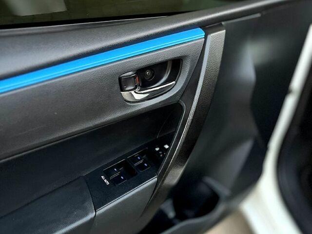 Белый Тойота Королла, объемом двигателя 1.6 л и пробегом 166 тыс. км за 10000 $, фото 5 на Automoto.ua