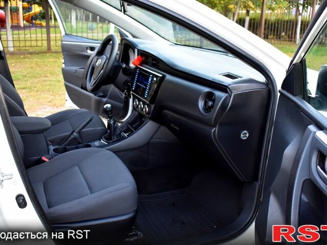 Тойота Королла 2017 у Києві на Automoto.ua Білий Тойота Королла, об'ємом двигуна 1.6 л та пробігом 187 тис. км за 9900 $, фото 4 на Automoto.ua