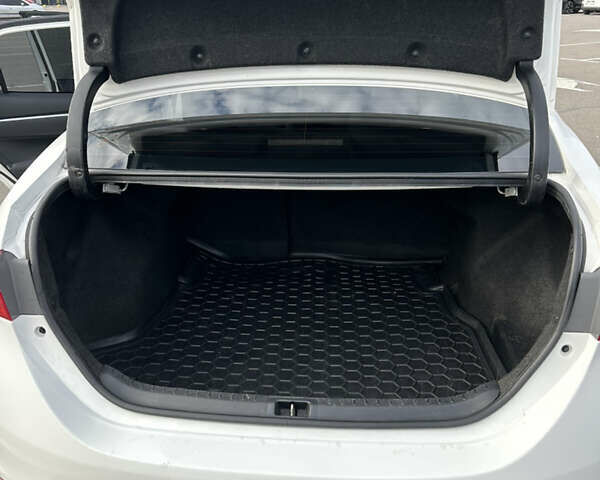 Белый Тойота Королла, объемом двигателя 1.6 л и пробегом 143 тыс. км за 13500 $, фото 7 на Automoto.ua