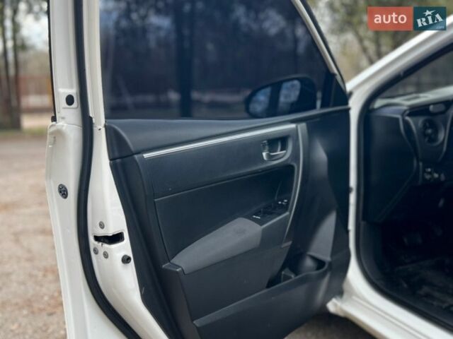 Білий Тойота Королла, об'ємом двигуна 1.6 л та пробігом 244 тис. км за 9700 $, фото 11 на Automoto.ua