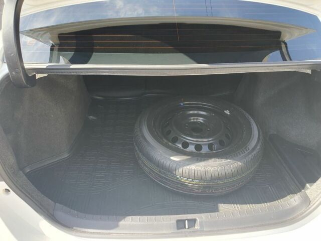 Белый Тойота Королла, объемом двигателя 1.3 л и пробегом 190 тыс. км за 12500 $, фото 16 на Automoto.ua