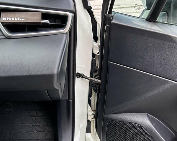 Белый Тойота Королла, объемом двигателя 1.8 л и пробегом 130 тыс. км за 19999 $, фото 12 на Automoto.ua