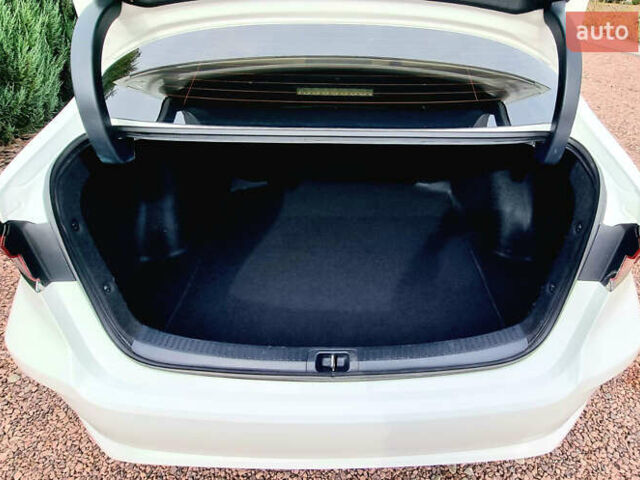 Белый Тойота Королла, объемом двигателя 1.8 л и пробегом 45 тыс. км за 26300 $, фото 9 на Automoto.ua