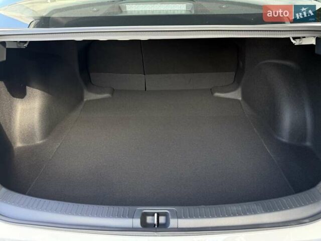 Білий Тойота Королла, об'ємом двигуна 1.6 л та пробігом 2 тис. км за 23800 $, фото 58 на Automoto.ua