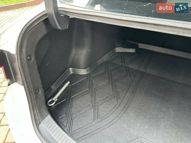 Белый Тойота Королла, объемом двигателя 1.49 л и пробегом 161 тыс. км за 14450 $, фото 164 на Automoto.ua