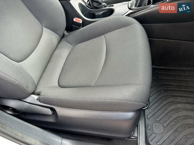 Белый Тойота Королла, объемом двигателя 1.49 л и пробегом 161 тыс. км за 14450 $, фото 132 на Automoto.ua