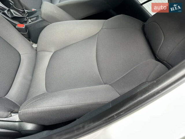 Белый Тойота Королла, объемом двигателя 1.49 л и пробегом 161 тыс. км за 14450 $, фото 101 на Automoto.ua