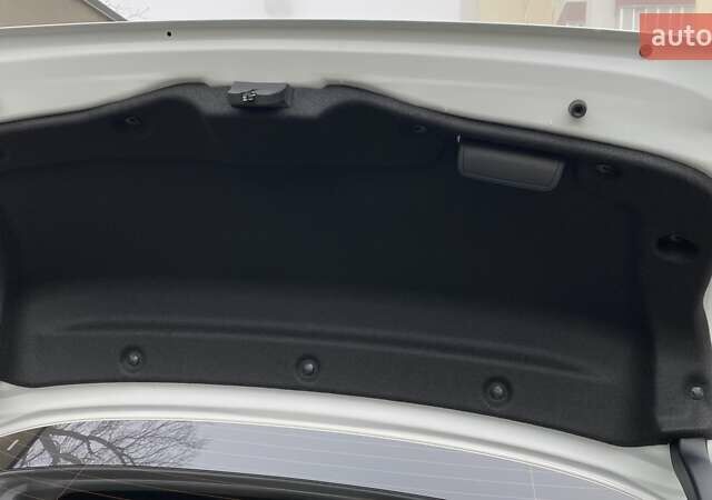 Белый Тойота Королла, объемом двигателя 1.6 л и пробегом 6 тыс. км за 26800 $, фото 34 на Automoto.ua