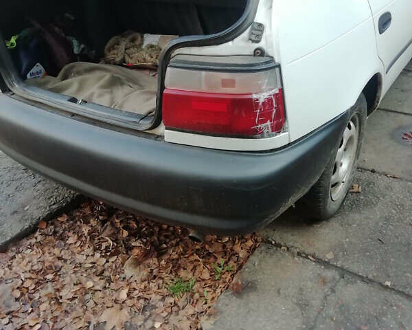 Белый Тойота Королла, объемом двигателя 1.3 л и пробегом 400 тыс. км за 2000 $, фото 7 на Automoto.ua