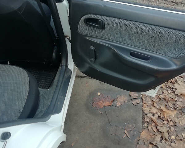 Белый Тойота Королла, объемом двигателя 1.3 л и пробегом 400 тыс. км за 2000 $, фото 21 на Automoto.ua