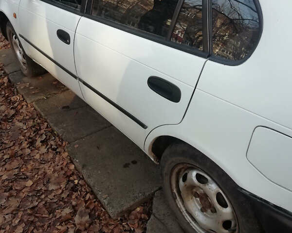 Белый Тойота Королла, объемом двигателя 1.3 л и пробегом 400 тыс. км за 2000 $, фото 24 на Automoto.ua