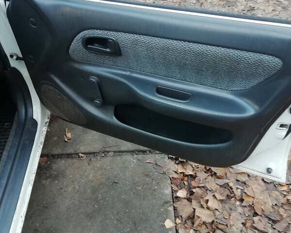 Белый Тойота Королла, объемом двигателя 1.3 л и пробегом 400 тыс. км за 2000 $, фото 8 на Automoto.ua