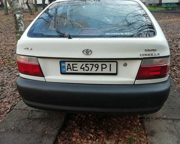 Белый Тойота Королла, объемом двигателя 1.3 л и пробегом 400 тыс. км за 2000 $, фото 1 на Automoto.ua