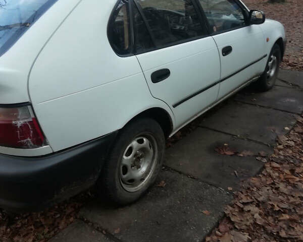 Белый Тойота Королла, объемом двигателя 1.3 л и пробегом 400 тыс. км за 2000 $, фото 14 на Automoto.ua