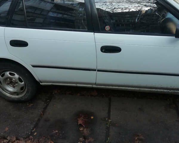 Белый Тойота Королла, объемом двигателя 1.3 л и пробегом 400 тыс. км за 2000 $, фото 3 на Automoto.ua