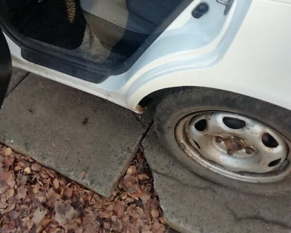 Белый Тойота Королла, объемом двигателя 1.3 л и пробегом 400 тыс. км за 2000 $, фото 23 на Automoto.ua