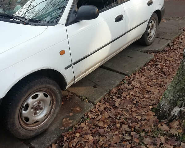 Белый Тойота Королла, объемом двигателя 1.3 л и пробегом 400 тыс. км за 2000 $, фото 6 на Automoto.ua