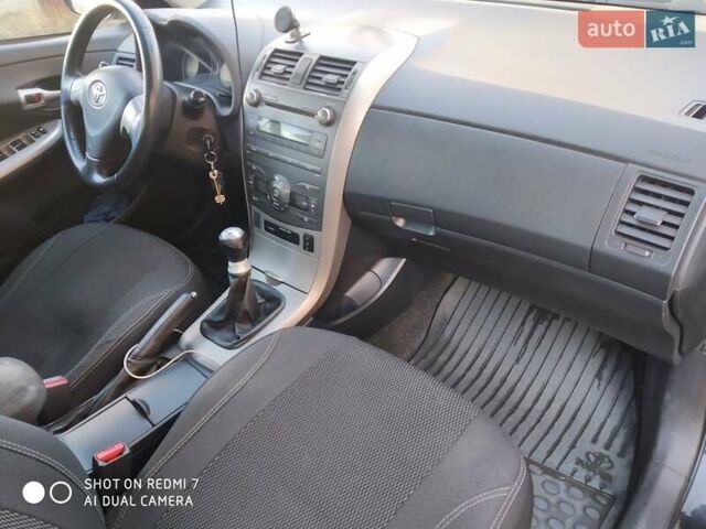 Чорний Тойота Королла, об'ємом двигуна 1.6 л та пробігом 215 тис. км за 7500 $, фото 6 на Automoto.ua