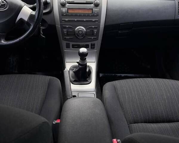 Черный Тойота Королла, объемом двигателя 1.6 л и пробегом 180 тыс. км за 5999 $, фото 13 на Automoto.ua