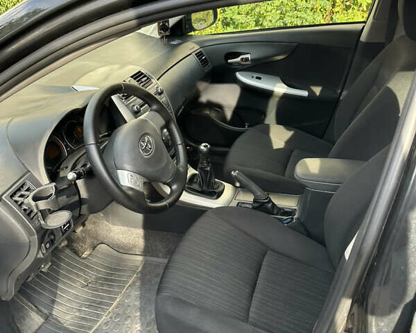 Черный Тойота Королла, объемом двигателя 1.6 л и пробегом 319 тыс. км за 7000 $, фото 6 на Automoto.ua