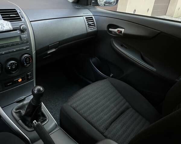 Чорний Тойота Королла, об'ємом двигуна 1.6 л та пробігом 200 тис. км за 7200 $, фото 6 на Automoto.ua