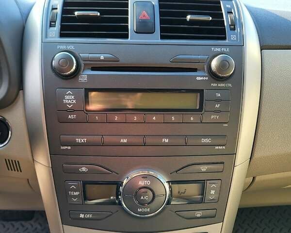 Чорний Тойота Королла, об'ємом двигуна 1.6 л та пробігом 195 тис. км за 8500 $, фото 4 на Automoto.ua