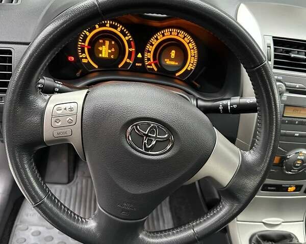 Чорний Тойота Королла, об'ємом двигуна 1.6 л та пробігом 49 тис. км за 9999 $, фото 22 на Automoto.ua