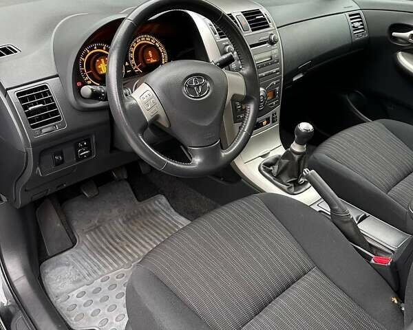 Чорний Тойота Королла, об'ємом двигуна 1.6 л та пробігом 49 тис. км за 9999 $, фото 18 на Automoto.ua