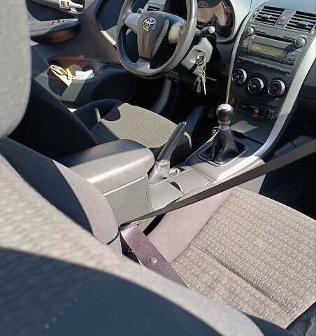 Черный Тойота Королла, объемом двигателя 1.33 л и пробегом 72 тыс. км за 8700 $, фото 2 на Automoto.ua