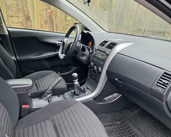 Черный Тойота Королла, объемом двигателя 1.33 л и пробегом 119 тыс. км за 8000 $, фото 11 на Automoto.ua