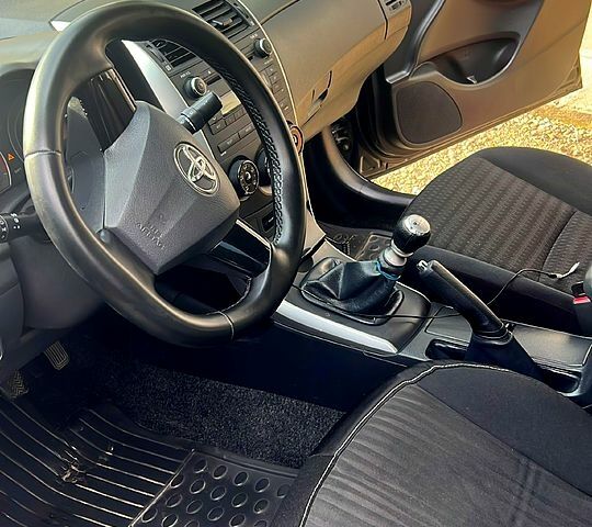 Черный Тойота Королла, объемом двигателя 1.3 л и пробегом 220 тыс. км за 6100 $, фото 4 на Automoto.ua