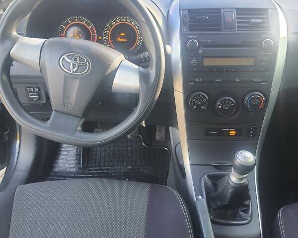 Черный Тойота Королла, объемом двигателя 1.33 л и пробегом 176 тыс. км за 8500 $, фото 15 на Automoto.ua