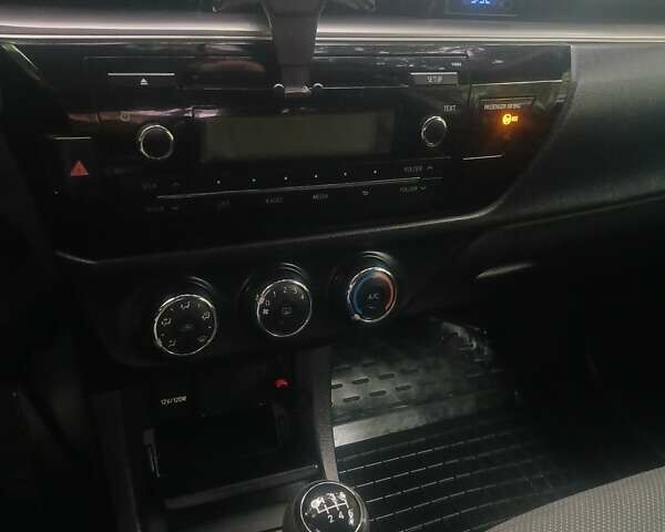 Чорний Тойота Королла, об'ємом двигуна 1.3 л та пробігом 145 тис. км за 10500 $, фото 4 на Automoto.ua