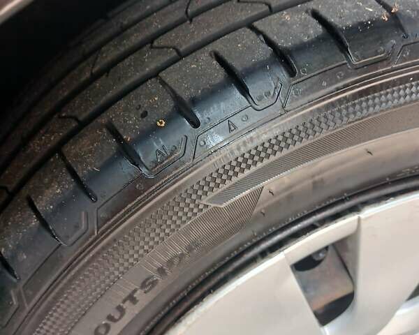 Черный Тойота Королла, объемом двигателя 1.33 л и пробегом 143 тыс. км за 11000 $, фото 4 на Automoto.ua