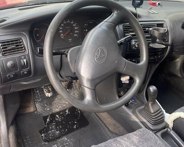 Красный Тойота Королла, объемом двигателя 1.3 л и пробегом 430 тыс. км за 1900 $, фото 6 на Automoto.ua