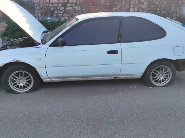 Красный Тойота Королла, объемом двигателя 1.3 л и пробегом 300 тыс. км за 1193 $, фото 3 на Automoto.ua