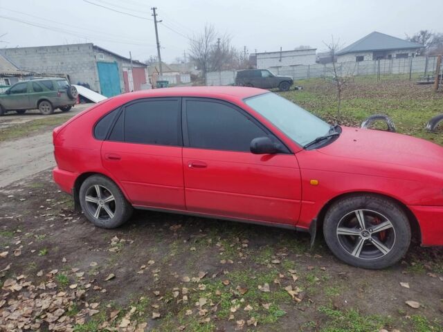 Красный Тойота Королла, объемом двигателя 1.3 л и пробегом 300 тыс. км за 3000 $, фото 1 на Automoto.ua