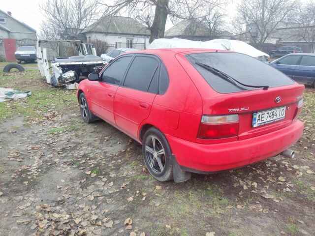 Красный Тойота Королла, объемом двигателя 1.3 л и пробегом 300 тыс. км за 3000 $, фото 4 на Automoto.ua