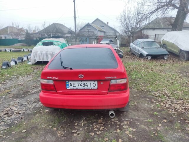 Красный Тойота Королла, объемом двигателя 1.3 л и пробегом 300 тыс. км за 3000 $, фото 3 на Automoto.ua