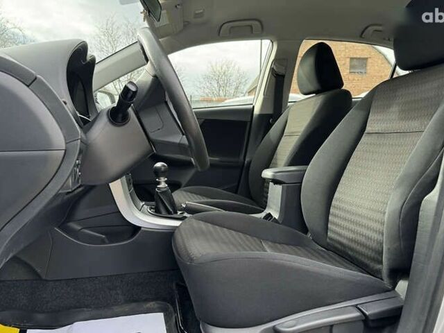 Тойота Королла, объемом двигателя 1.3 л и пробегом 95 тыс. км за 9200 $, фото 9 на Automoto.ua