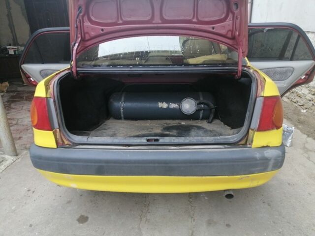 Желтый Тойота Королла, объемом двигателя 1.6 л и пробегом 200 тыс. км за 1949 $, фото 2 на Automoto.ua