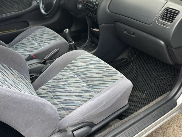 Серый Тойота Королла, объемом двигателя 1.3 л и пробегом 300 тыс. км за 3200 $, фото 9 на Automoto.ua